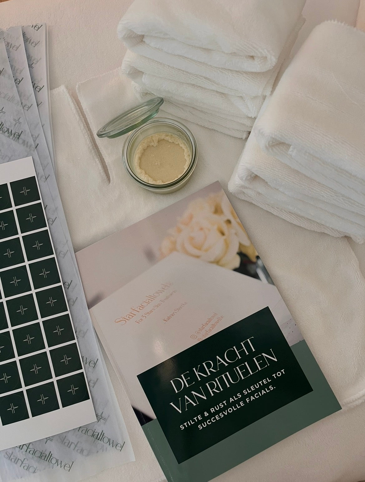 The Blissful Box – Starfacialtowel ritueel box met sheabutter, De Stilte Gids, zijdepapier en stickers